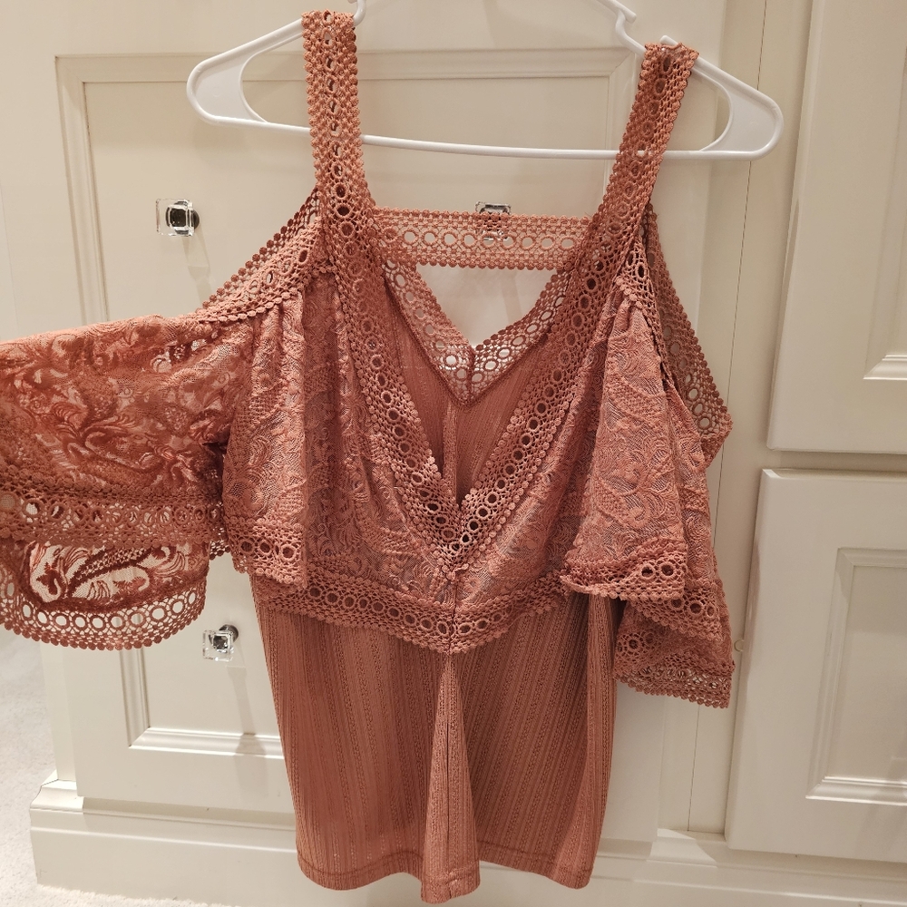 BKE gimmicks Rusty Rose Crochet Cold-Shoulder Blouse Medium New Top NWT - Picture 5 of 14